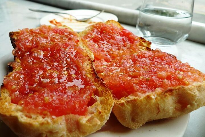 delicioso tomate casero untado en pan