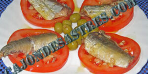 ensalada de tomates y sardinas
