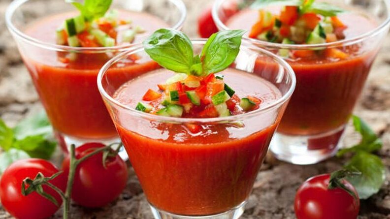 gazpacho refrescante con tomates