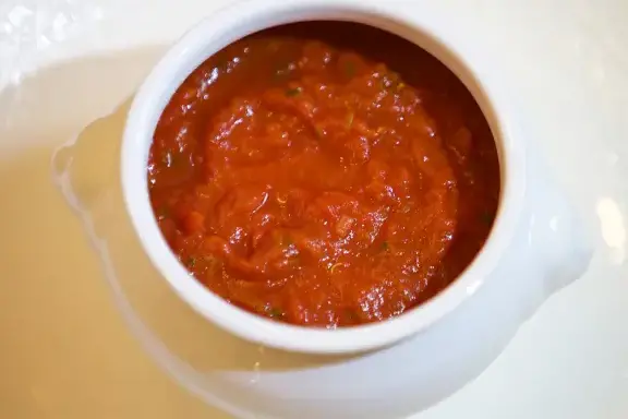 tomate en plato de cocina