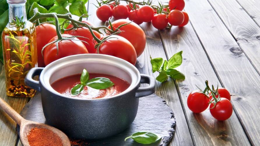 tomates frescos y apetitosos